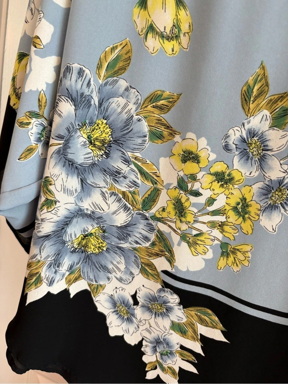 White House Black Market Floral Blouse in Blue & Black Size Small Like New - Picture 4 of 7